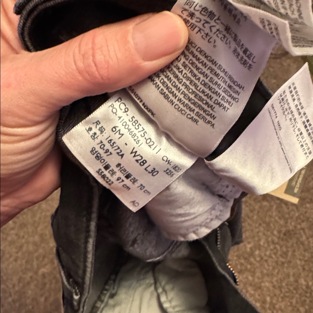 Classic Mid Rise Levi’s - Picture 5 of 5